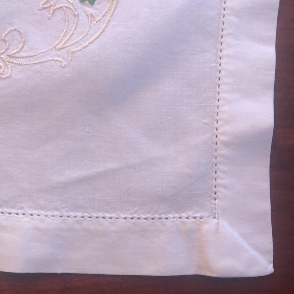 Hand-embroidered table runner - Picture 3 of 5